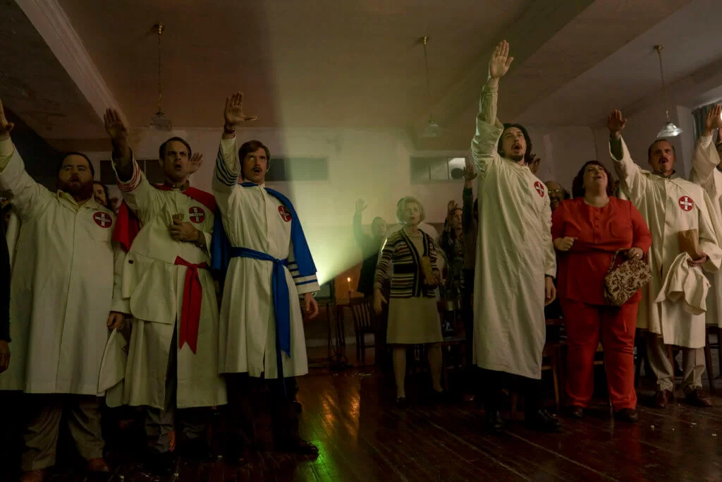 導演史派克李透過七十年代3K黨暴行,反映美國種族歧視問題。