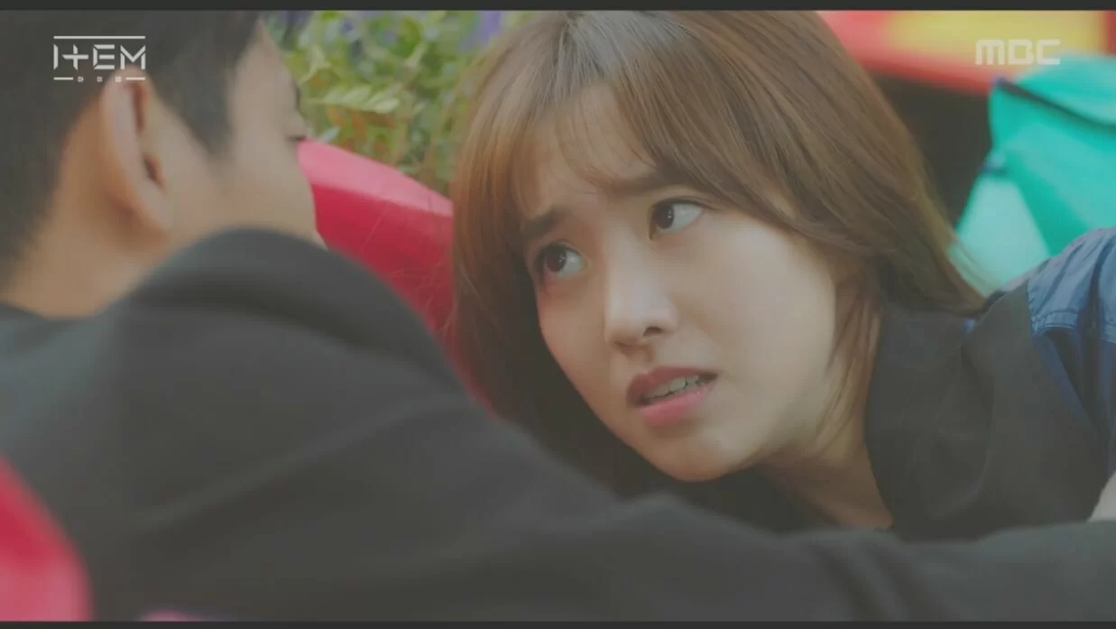 姜坤在現實中遇到夢境跳樓的女主角申素英，原來對方是位犯罪側寫師。