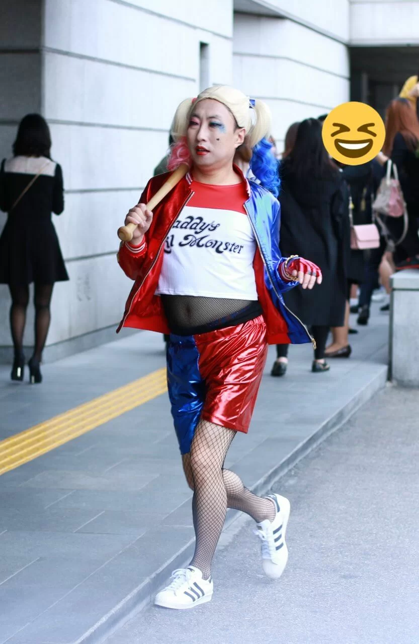 朴明秀搞笑形象深入民心,最經典莫過於扮「凸腩小丑女」。