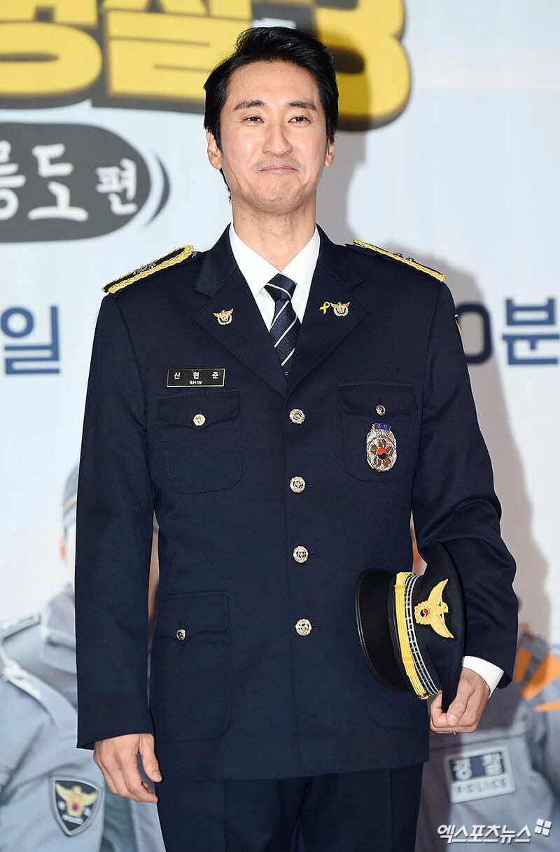 申鉉濬曾出演綜藝節目《鄉村警察》,想不到本人也是正義滿分。