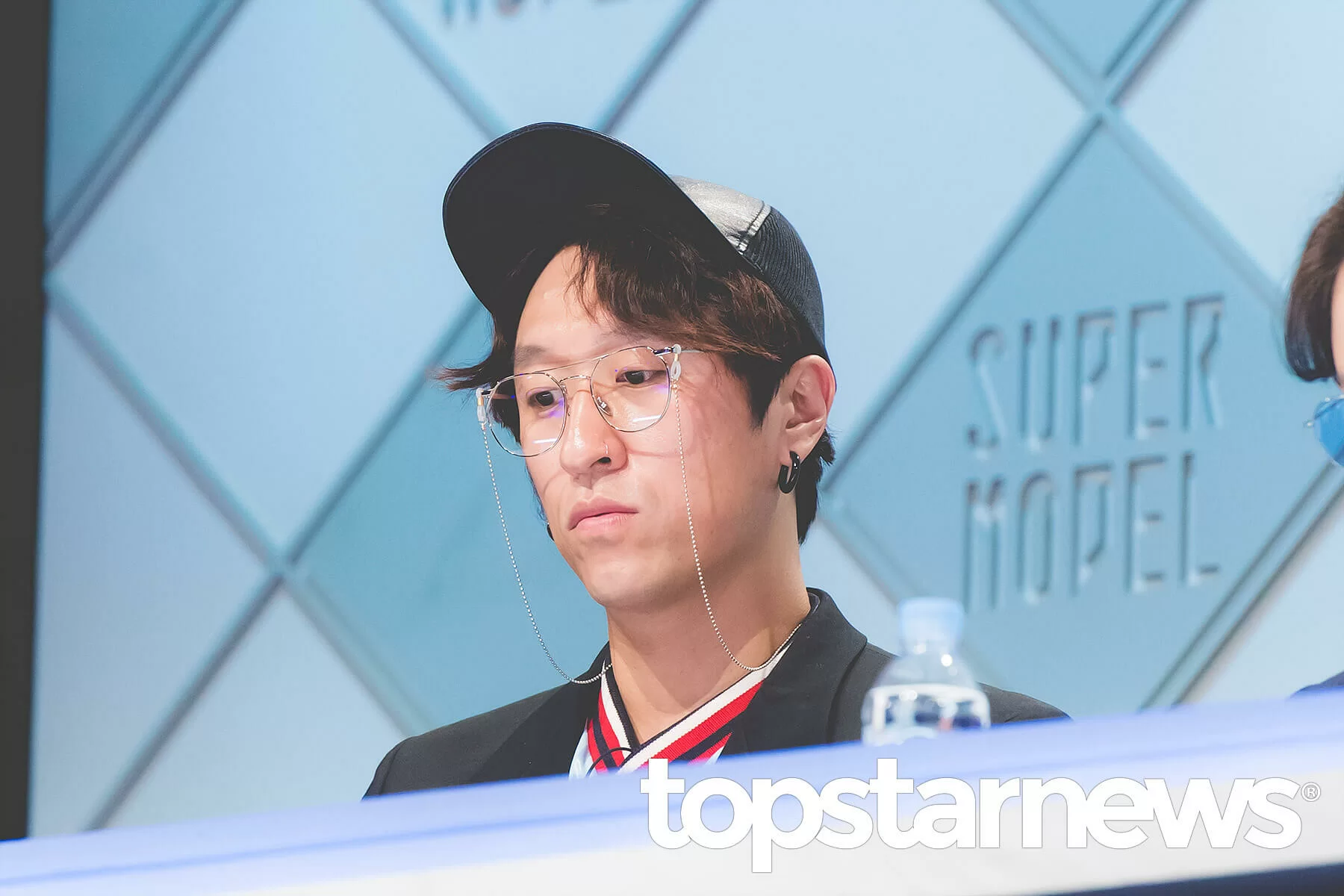 白成賢又名白佳,是高耀太成員之一,從小有着非一般的正義感。