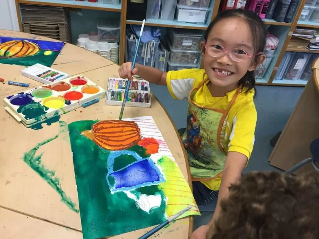 學校有很多課外活動，她選了繪畫班，發揮創意潛能。