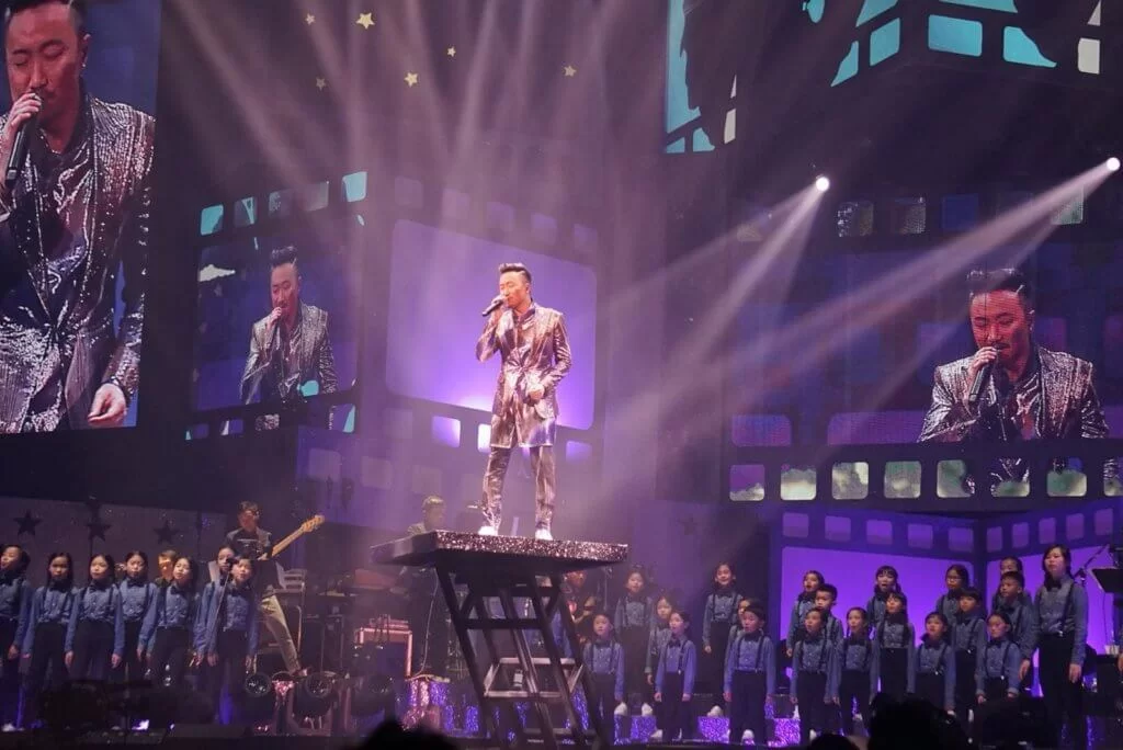 穎穎參加的合唱團早前獲邀在鄭中基演唱會表演。