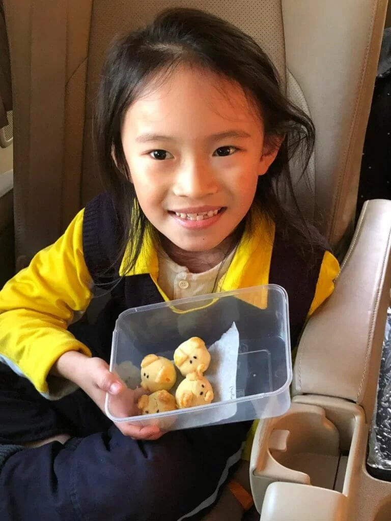 穎穎很喜愛烹飪班，這個蛋糕仔做得似模似樣。