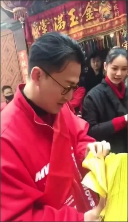 林峯早前偕女友張馨月回鄉祭祖，片段被放在網上，更被指是好事近。