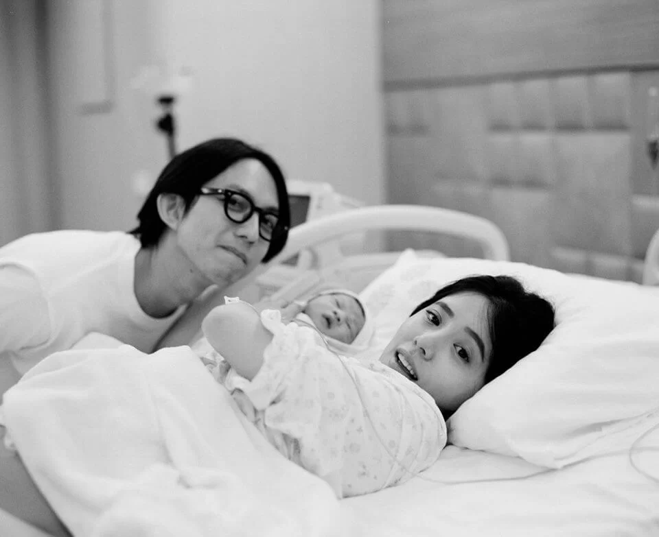 去年七月底，兩人榮陞父母，誕下囝囝酷比，更大曬一家三口照片。