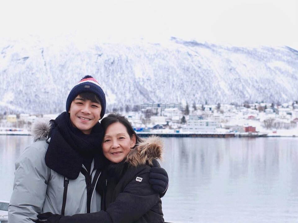 早前他到挪威拍攝節目，更帶媽媽一起去，兩母子於雪山下合照。