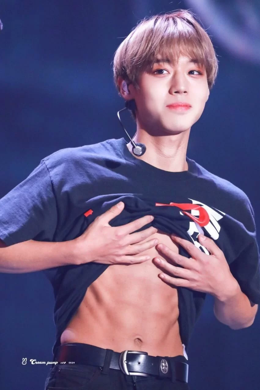 見到朴志訓的腹肌，想必再沒有人覺得他不夠man了！