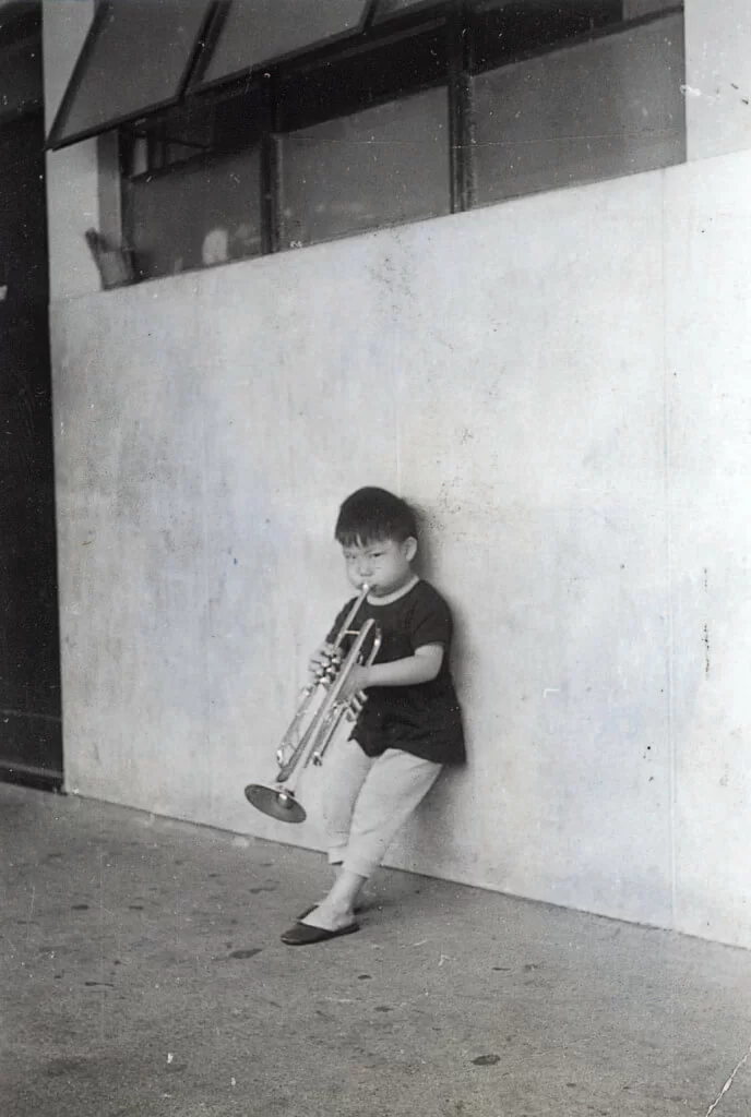 蘇永康父親以前是警察銀樂隊成員,他小時候就接觸不少音樂。