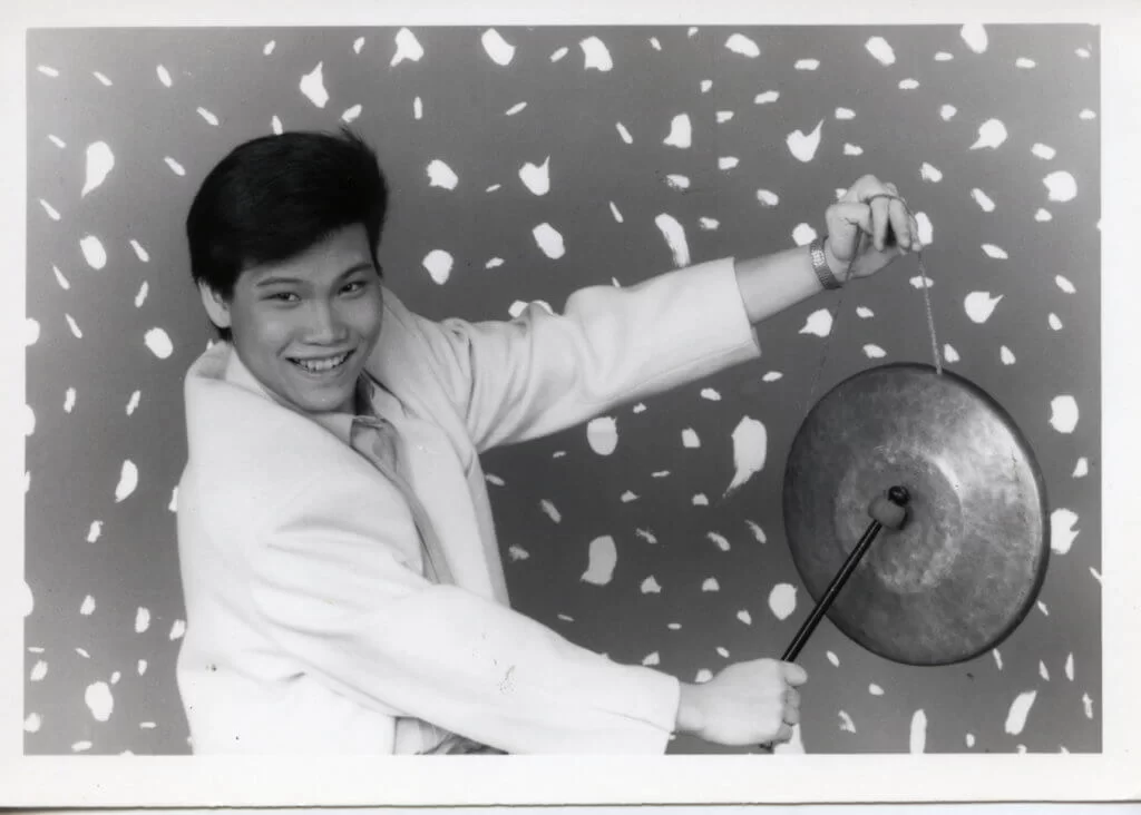 十七歲半參加新秀,與華星和無綫簽約入行。