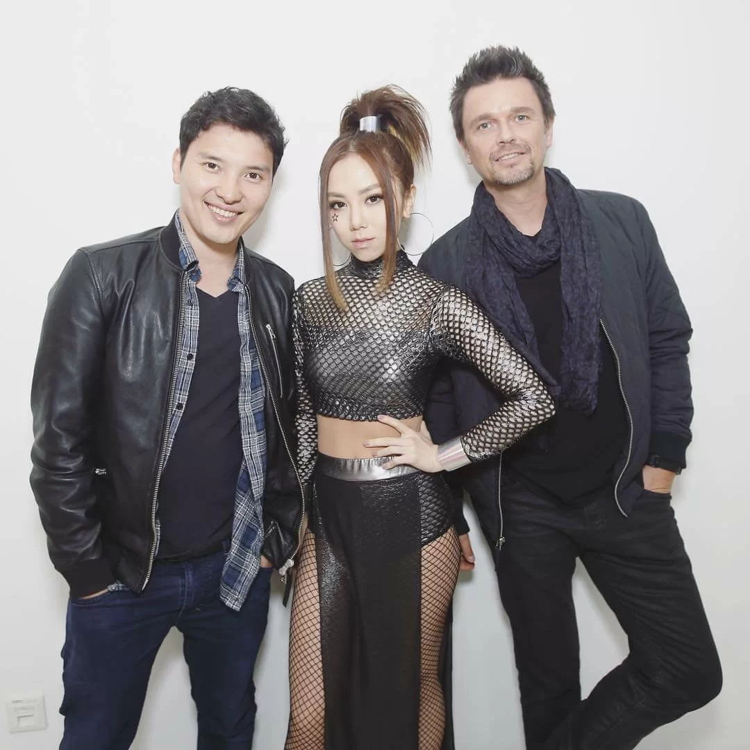 張丹和音樂監製Lupo Groinig於○八年為立「蜂鳥音樂」,成功捧出G.E.M.成為亞洲天后,三人被稱為鐵三角的組合,想不到如今關係決裂。