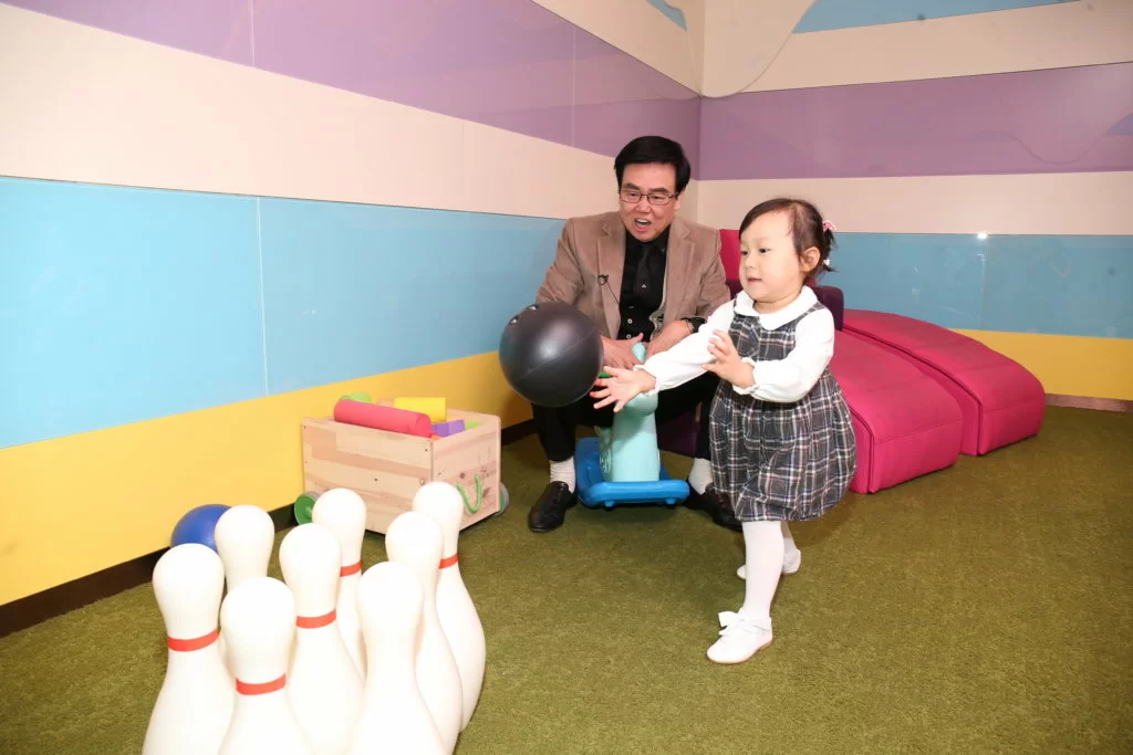 影院設有兒童遊戲區,有保齡球和畫板,讓小朋友等入場時玩樂。