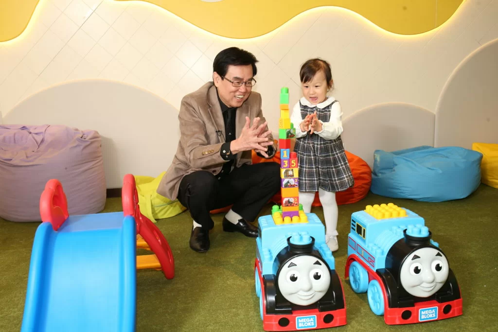 影院有兩個遊戲區,供小朋友選擇。