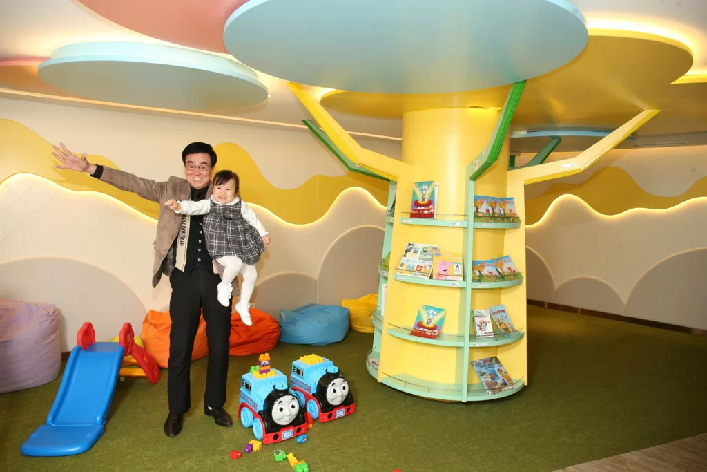 孫女遺傳了黃家的演藝細胞,影相後學懂叫action﹗