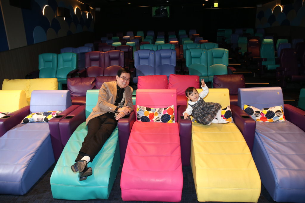 影院內有特別為兒童設計的座椅，色彩豐富。
