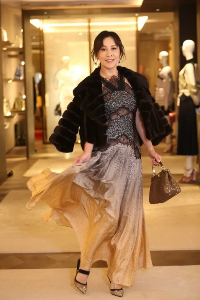 嘉玲喜歡簡單和型格打扮，並大讚老公梁朝偉有個人品味。