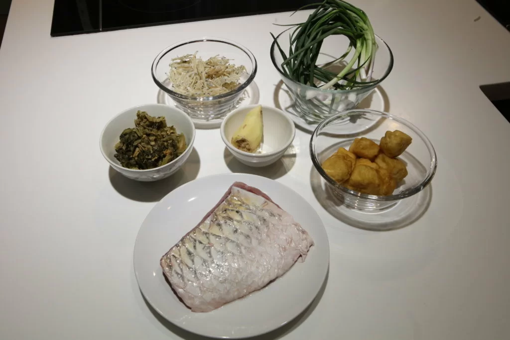 無水焗鯇魚 豆腐卜 甜梅菜 銀魚仔 薑絲 葱段 鯇魚