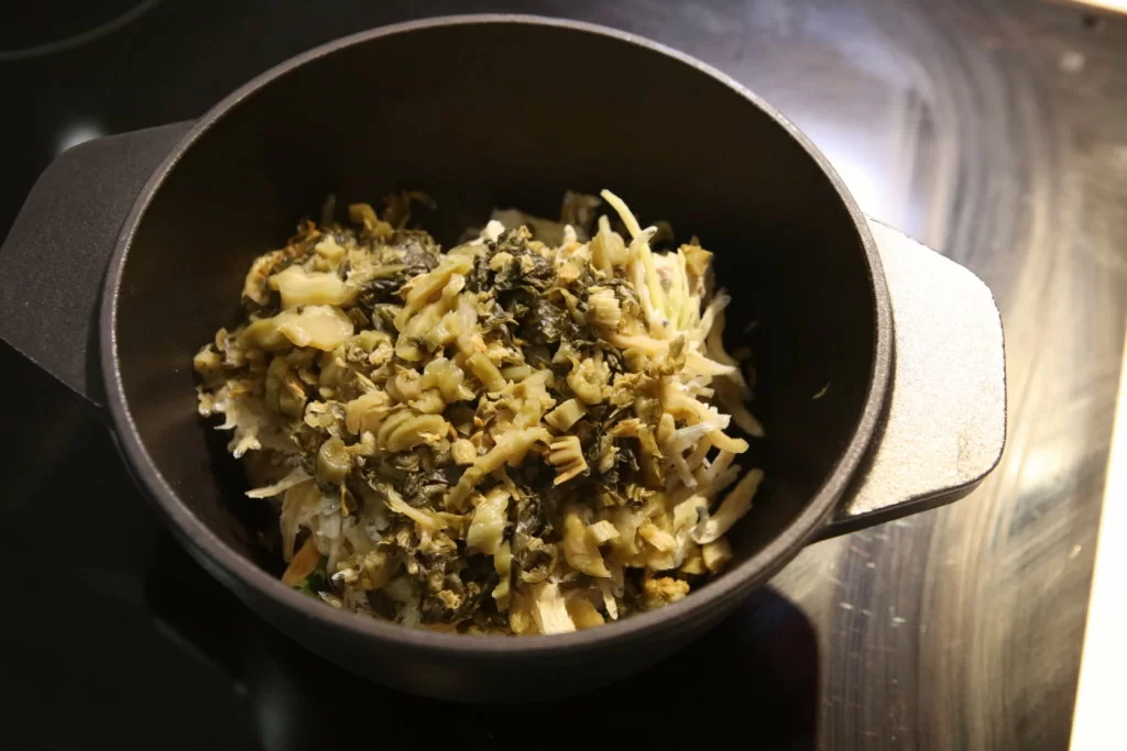 殷寧習慣用電磁爐,先以中火,感覺到食物滾起便轉小焗,視乎買的魚有多大,而決定焗的時間,圖片示範的魚不太大,焗十二分鐘便可,注意整個過程不能揭開鍋蓋,避免流失水分,令食材燒乾。」