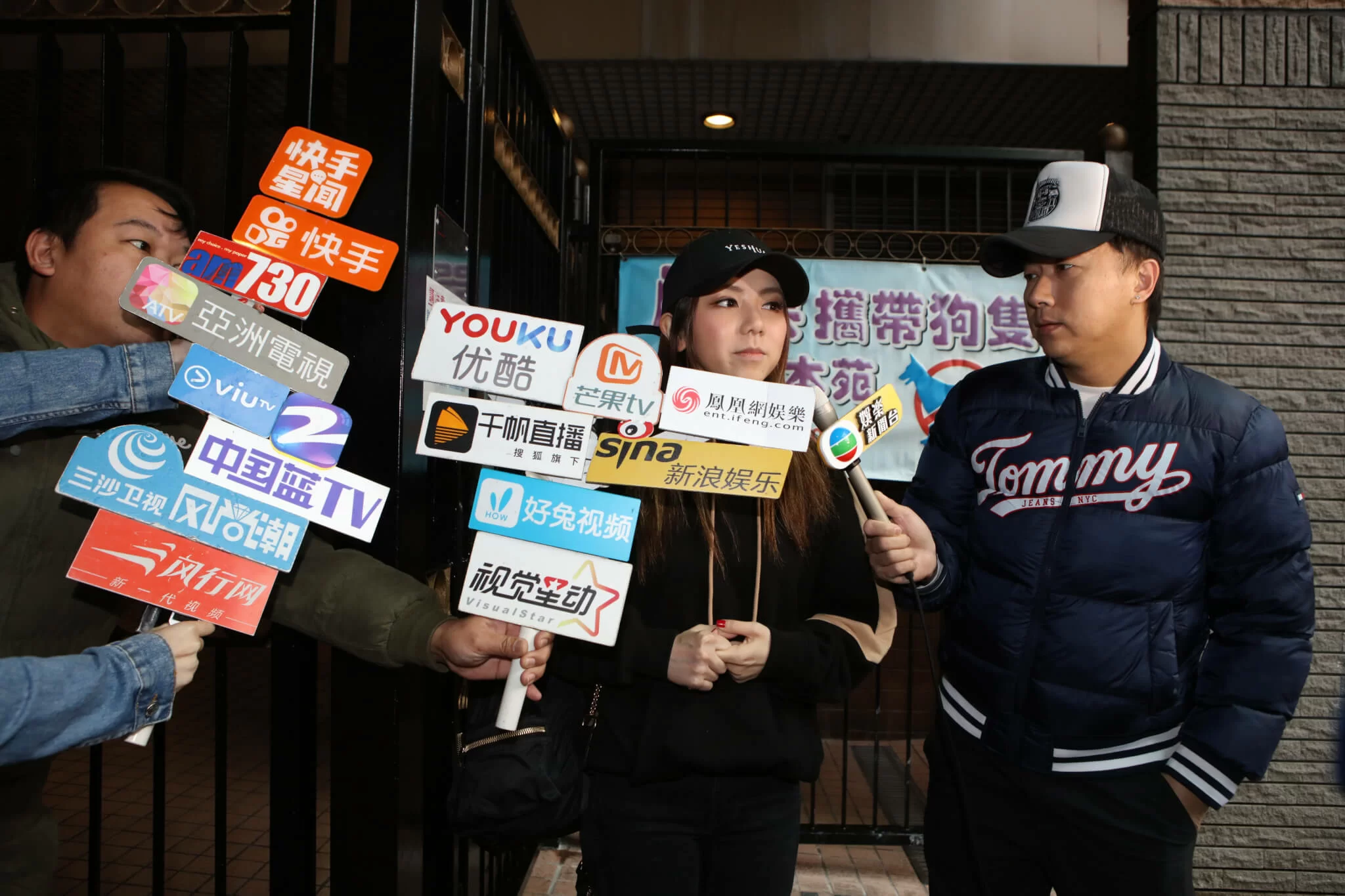 上周五(八日),一身全黑打扮戴上cap帽的G.E.M.,準備前往澳門開騷,面對傳媒包圍和提問,G.E.M.大多以擰頭代替回答,不欲多談。