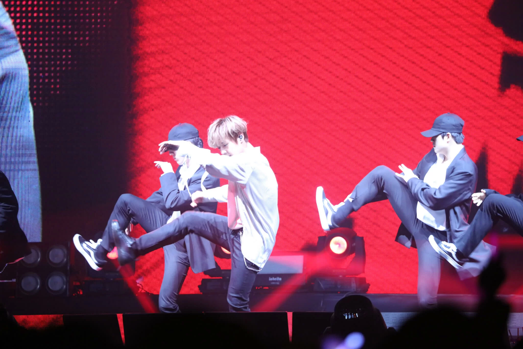 朴志訓當晚帶來多首歌舞，令粉絲滿載而歸。