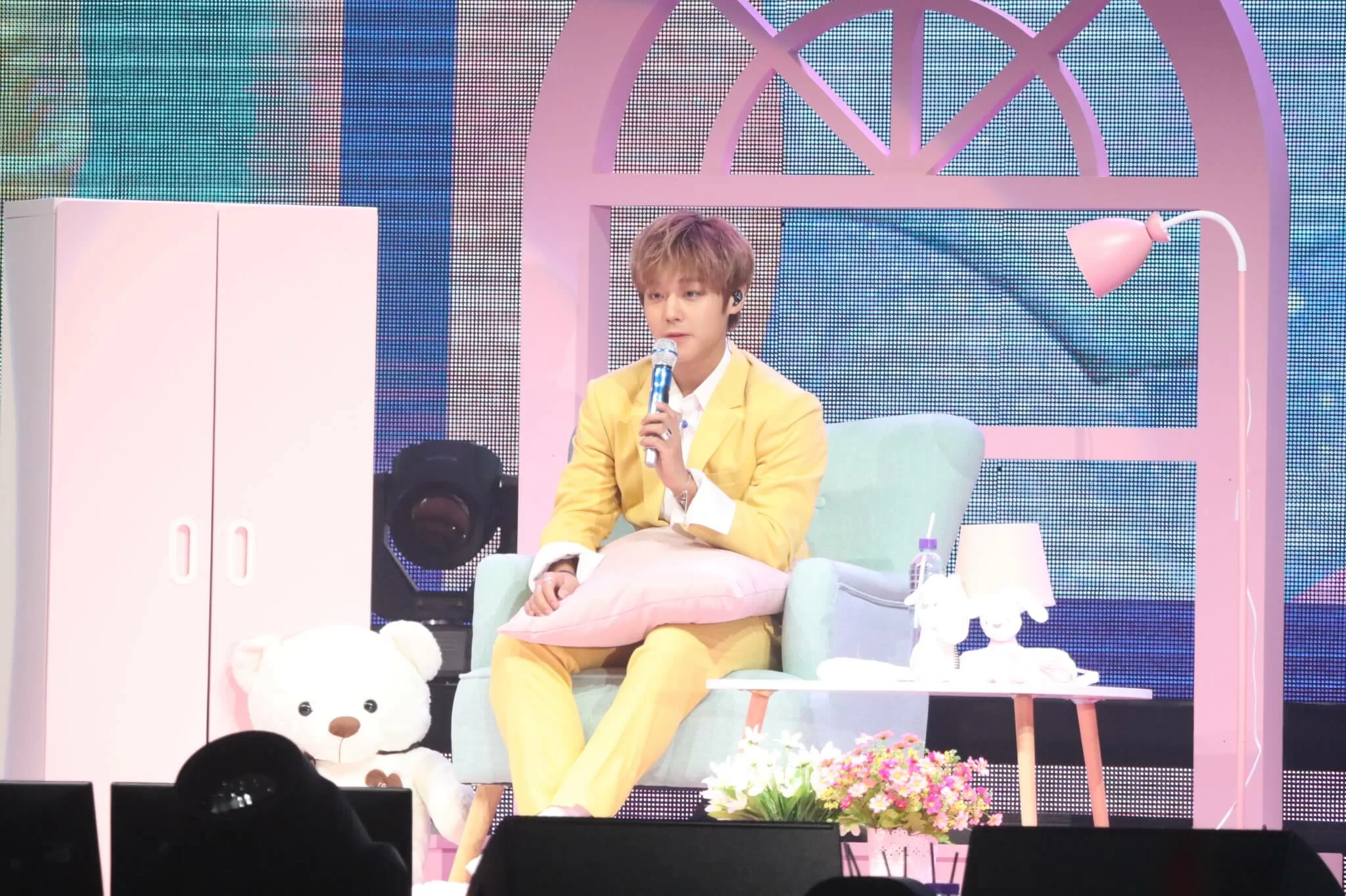見面會把舞台佈置成睡房，讓朴志訓坐下來跟粉絲好好聊天。