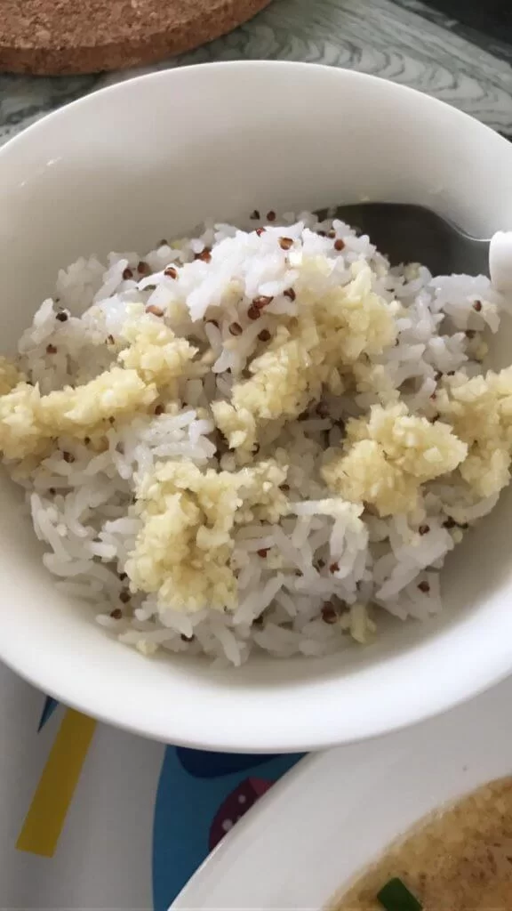 她喜歡以蒜泥拌飯，覺得有殺菌作用。