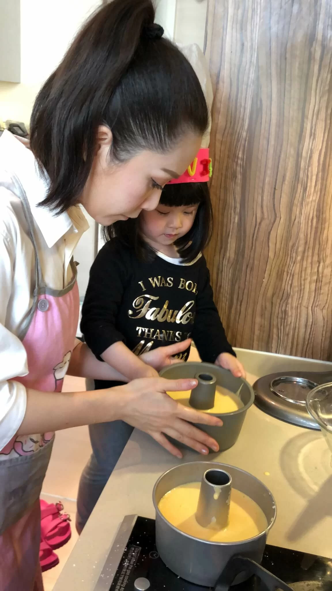 整蛋糕的過程，拍麵粉這些簡單步驟，Jade會讓心心幫手。