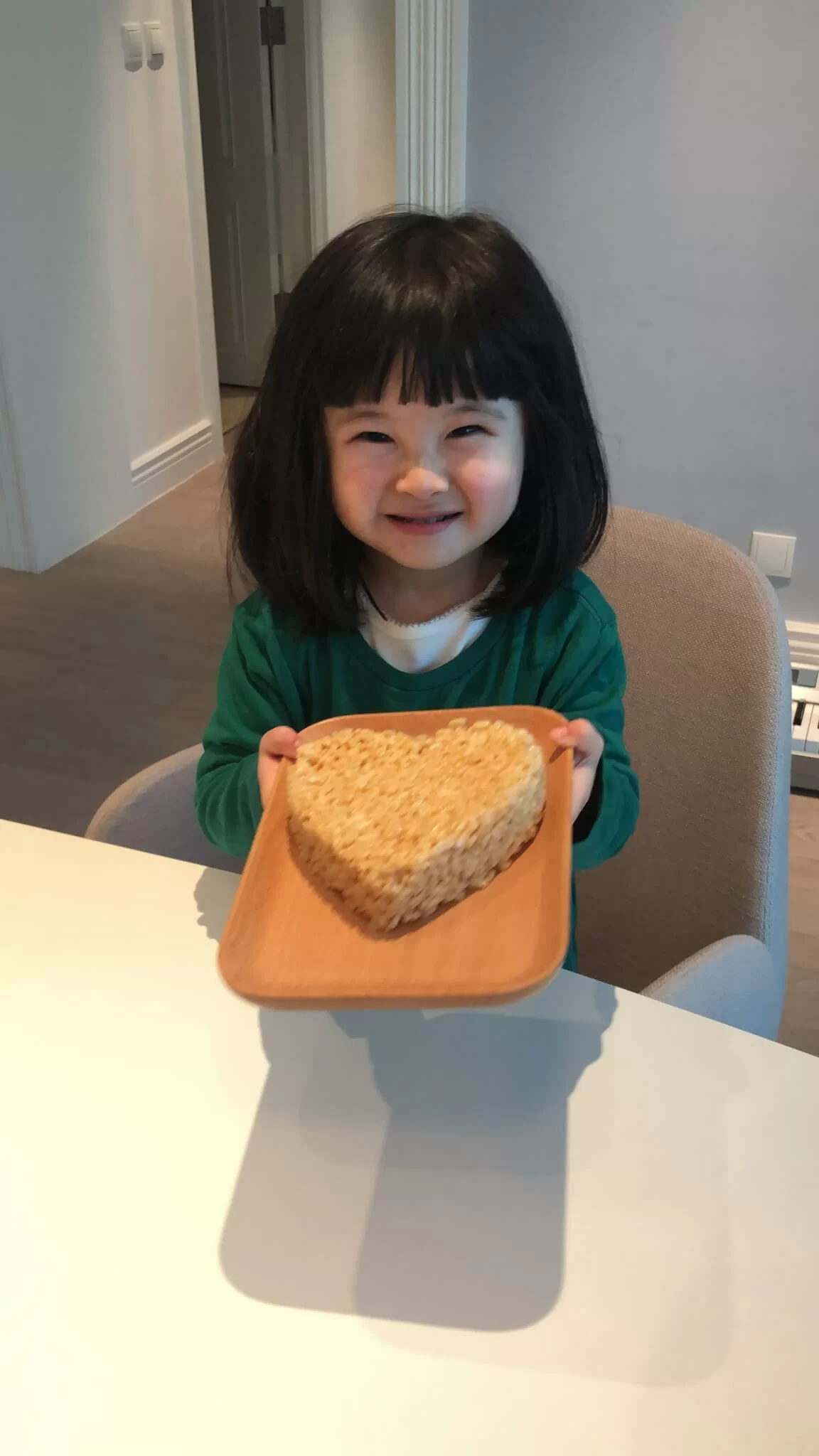 心心捧着自己有份整的蛋糕非常滿意