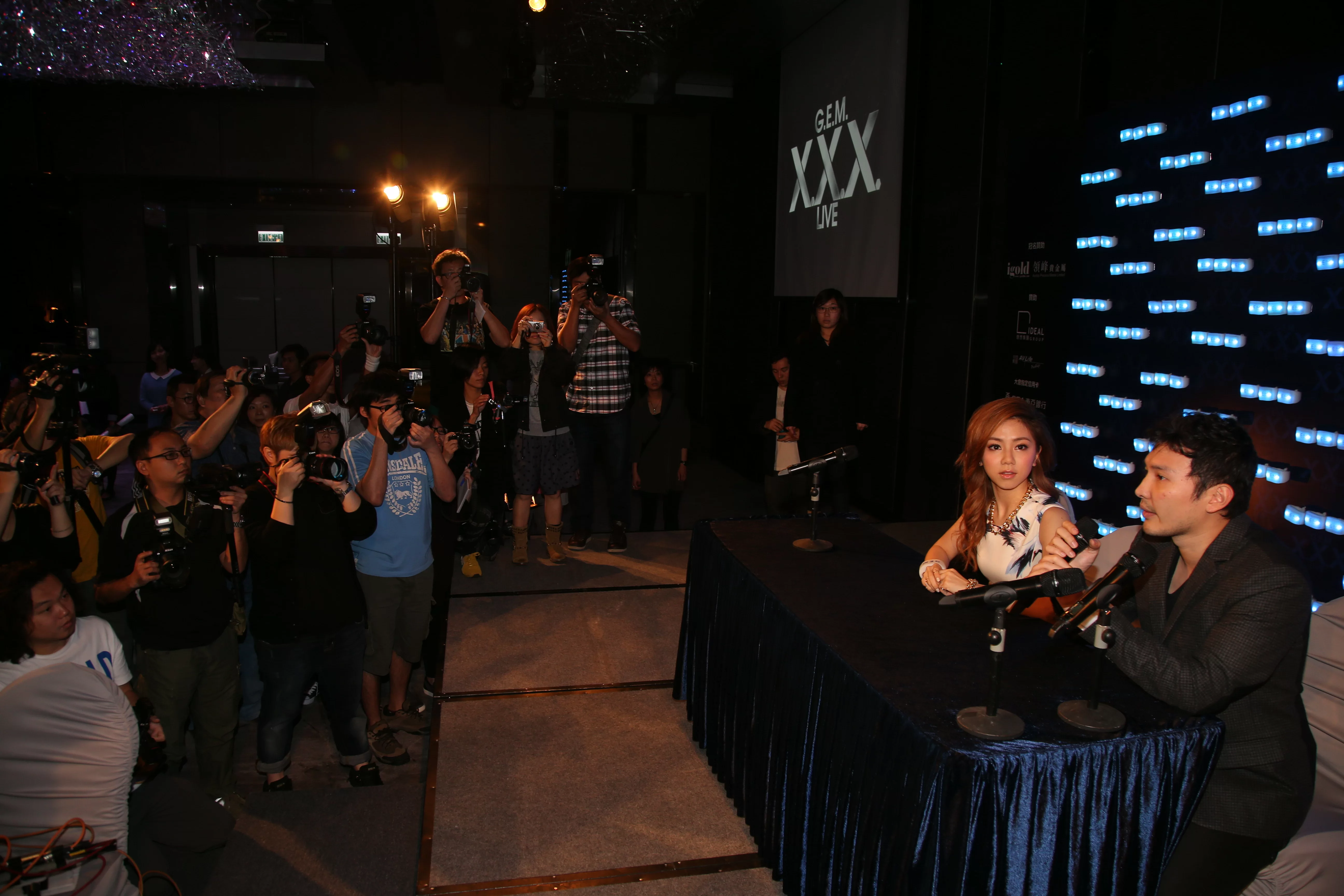 一三年G.E.M.在紅館開騷,張丹拒絕香港平面傳媒採訪,但另一邊廂卻包機票酒店邀請內地傳媒到港。