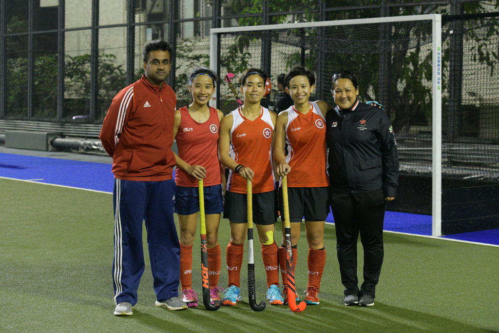 香港女子曲棍球隊，教練阿里虎（左一）、領隊聶慧婷（右一）灌注了不少心血。
