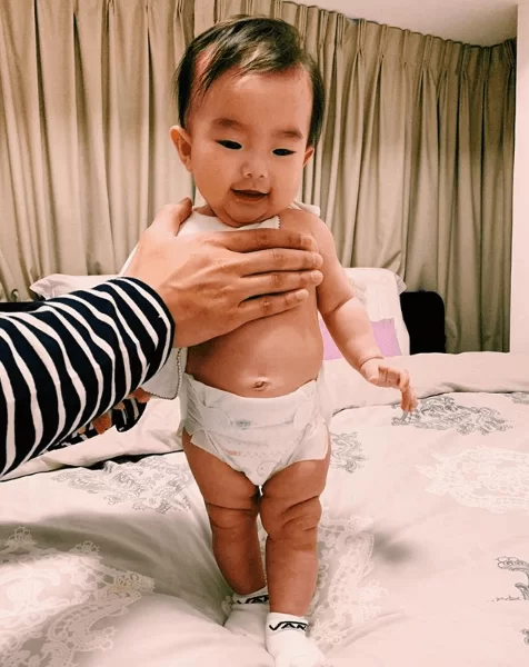 他第一眼看見女兒,感動到哭了,心情興奮到極點。