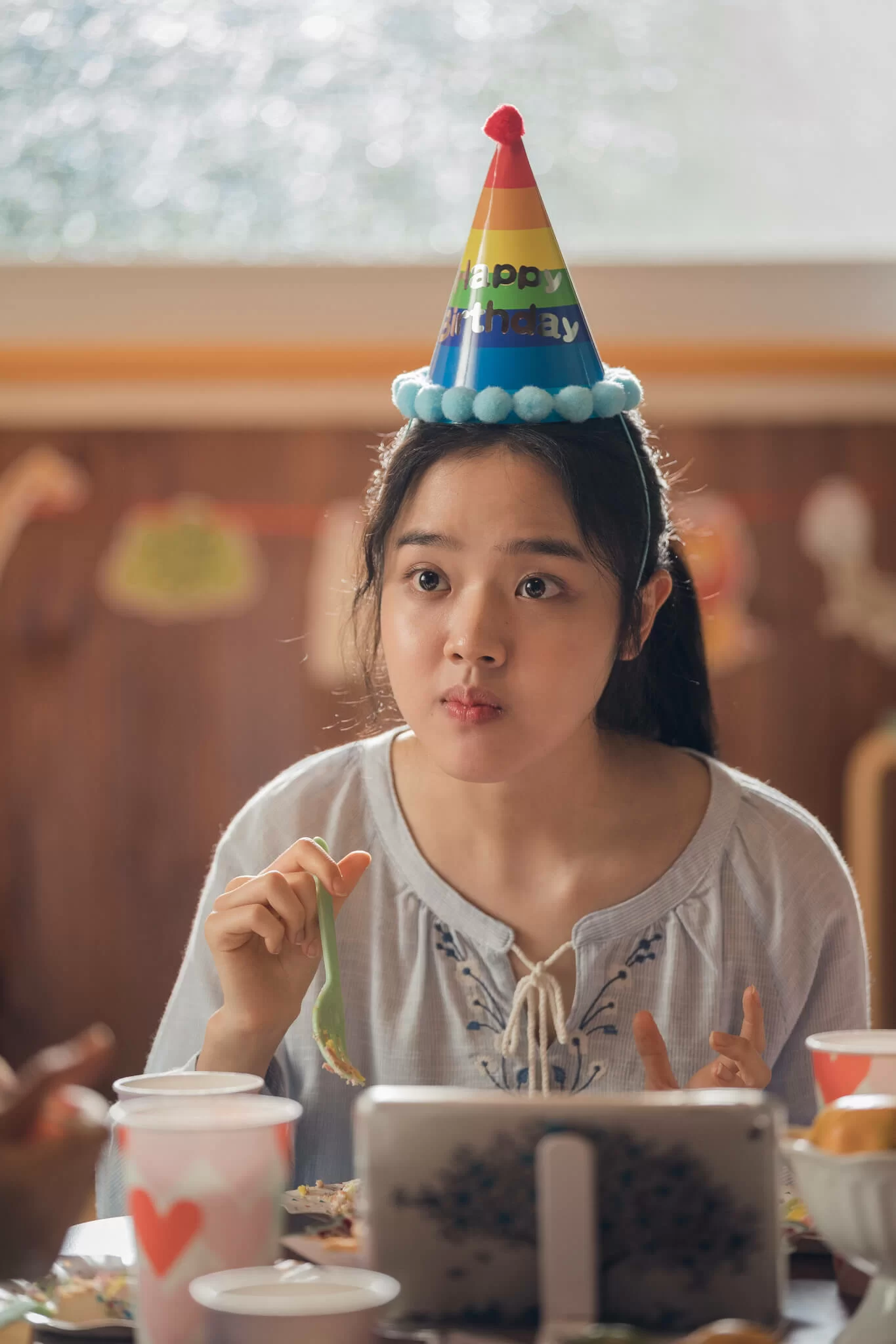 戲中智友是個患自閉症的少女，喜歡邊看卡通邊模仿，意外地令淳鎬發現案件線索。