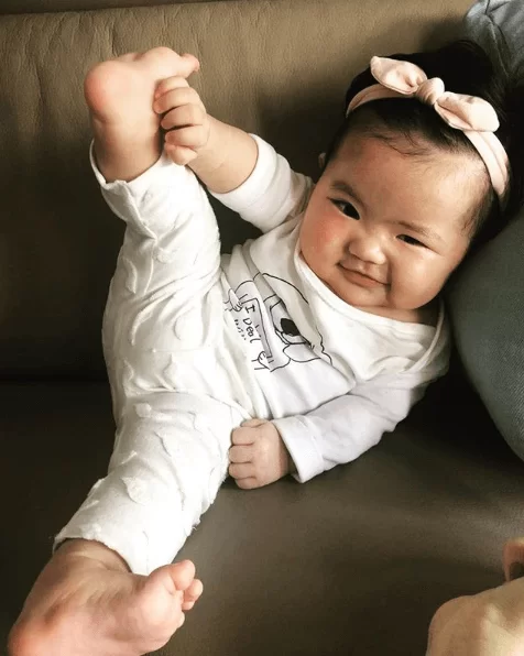 Lucy遺傳了爸爸的活躍性格，睡一小時，玩幾小時。