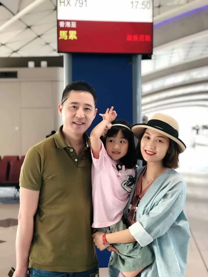 由於袁彩雲老公的生意都在加拿大，令囡囡難以在港讀書。