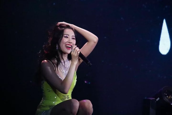 親民的宣美一度踎在台邊與粉絲溝通