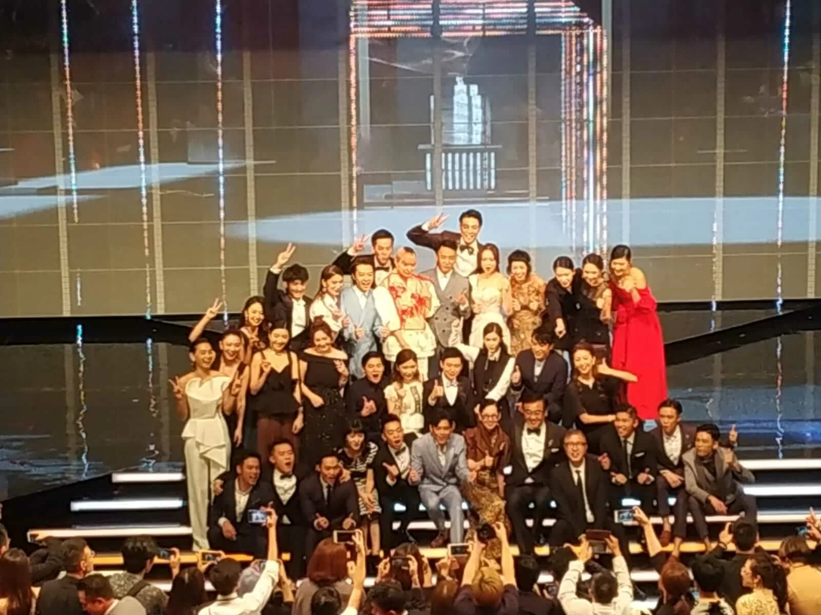 三十二位新秀主持於頒獎禮後大合照