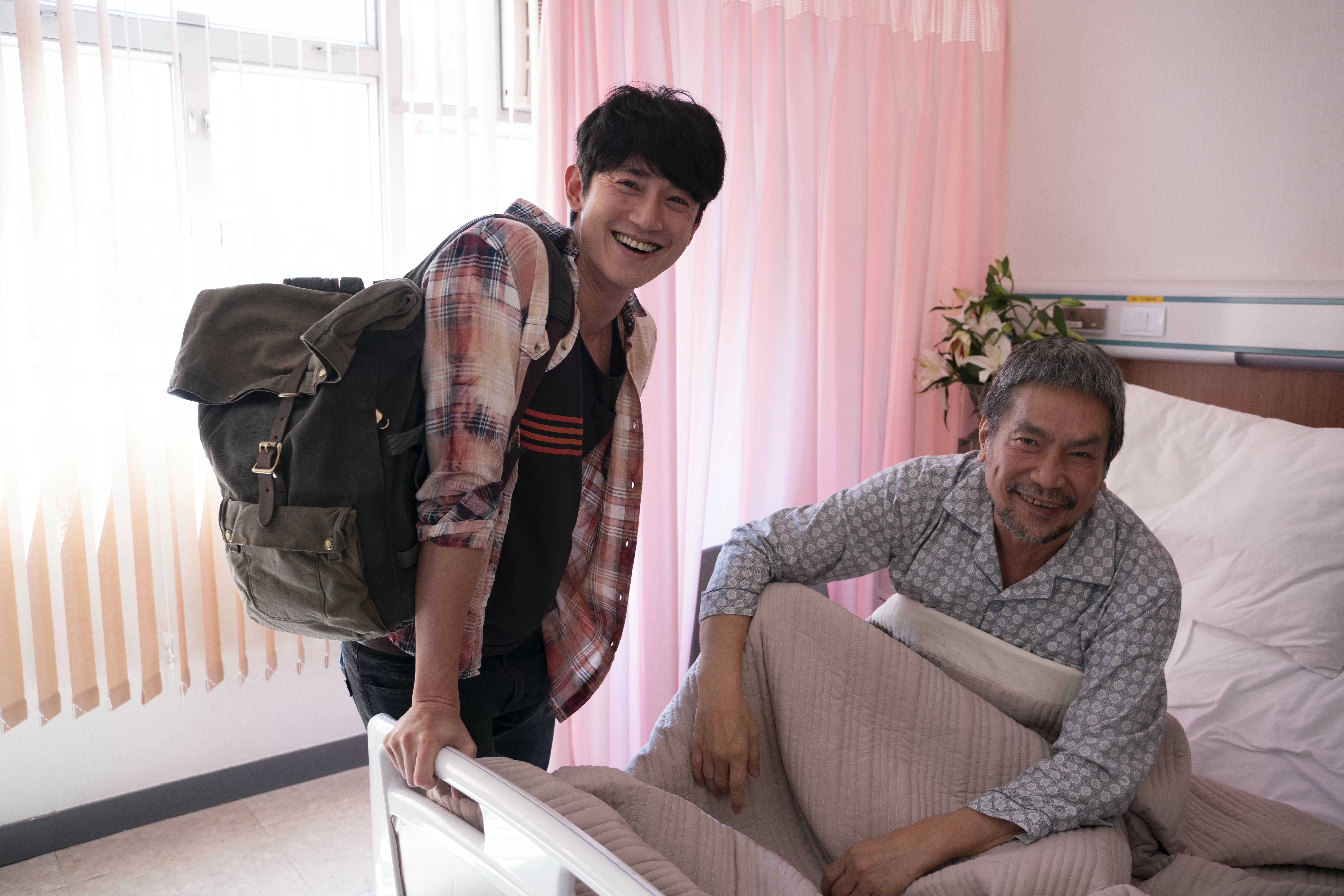 不用開工的時候，他喜歡留在片場看拍戲，看燈光怎樣打，攝影怎樣拍，他覺得自己很像新人，看每件事情都感覺新鮮。　