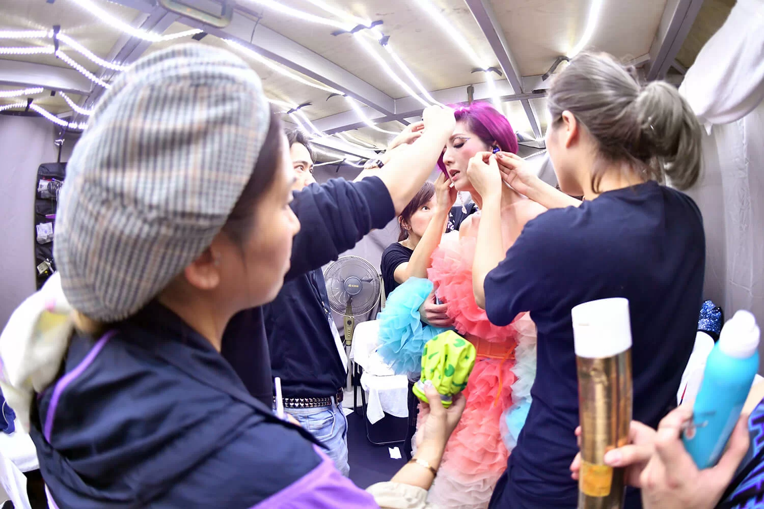 換衫時,各部門都爭分奪秒,千嬅默默背好歌詞和記走位。