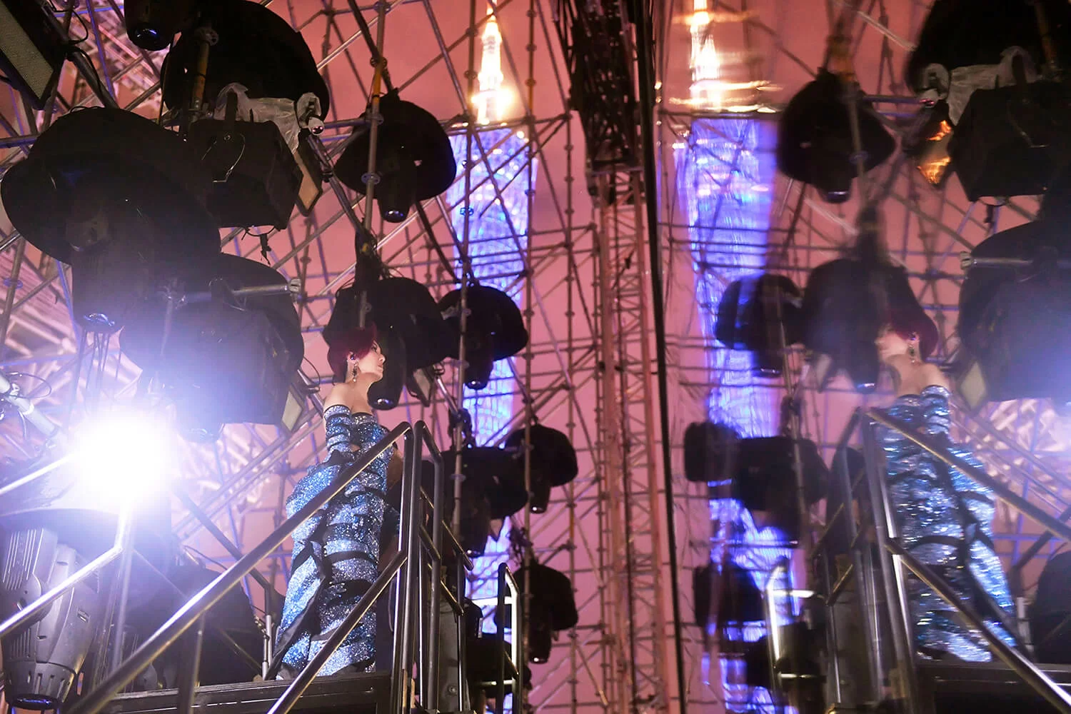 千嬅升上高空準備出場,這次演唱會,很多華星時代的歌曲如:《再見二丁目》、《抬起我的頭來》、《冰點》、《數你》、《少女的祈禱》都有出現。