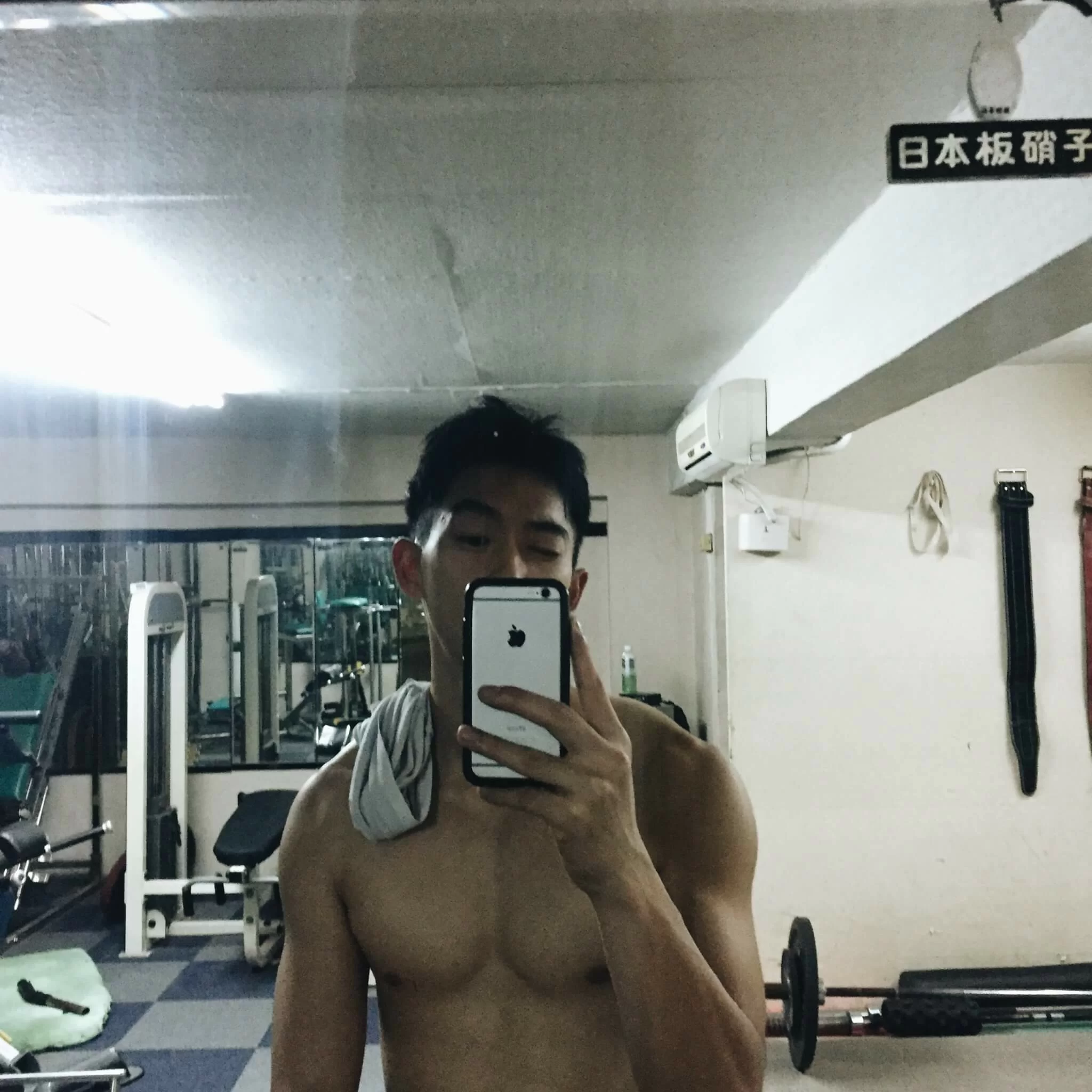 現在練得一身肌肉的王元可,由模特慢慢走到演員的路上。