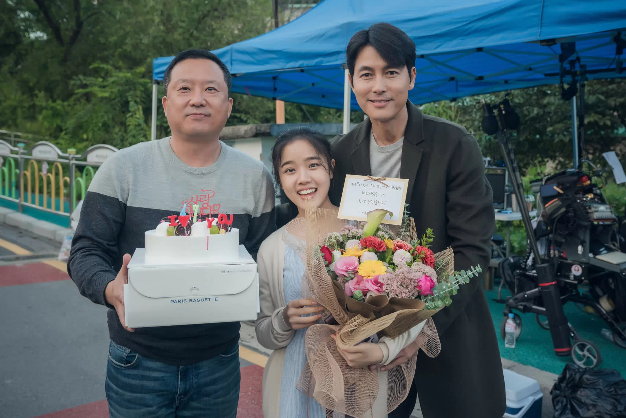 除了跟鄭雨盛拍過廣告，金香起跟李導都不是第一次合作，她過去拍《優雅的謊言》時，就盛讚過導演特有的感性。