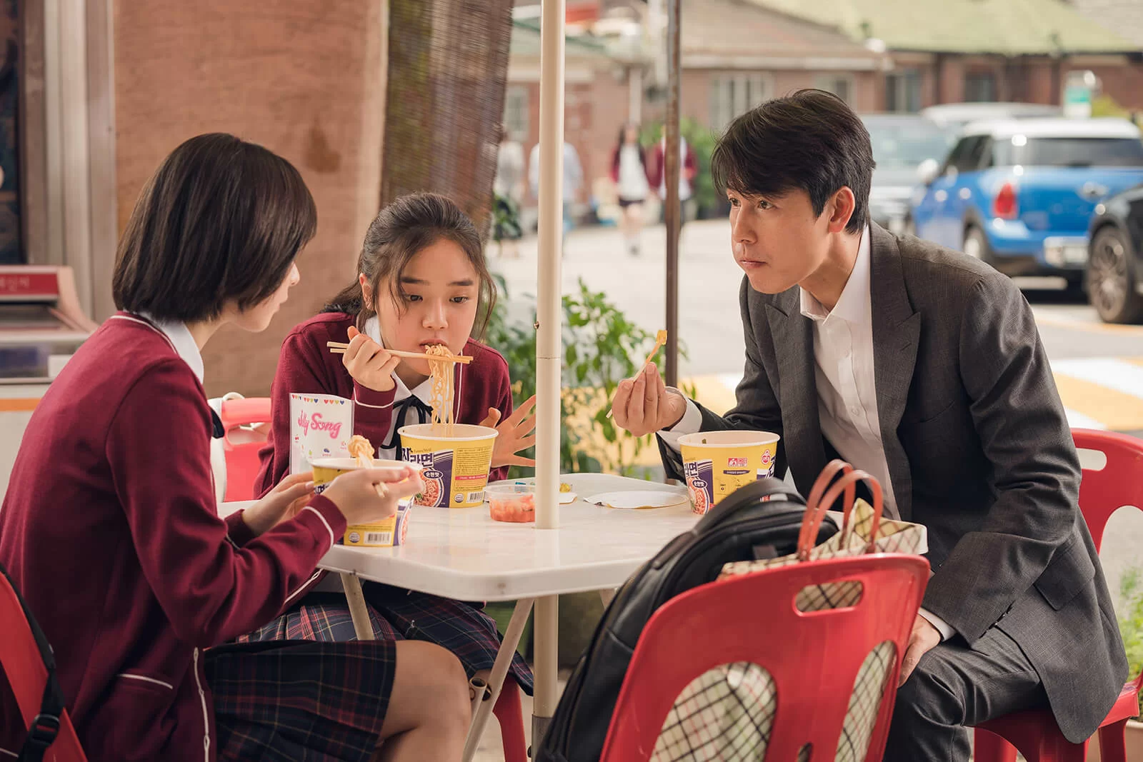 導演曾透露電影是在去年夏天最熱的時候拍攝，熱得一向很好脾氣的鄭雨盛在拍吃杯麵一幕也不耐煩！