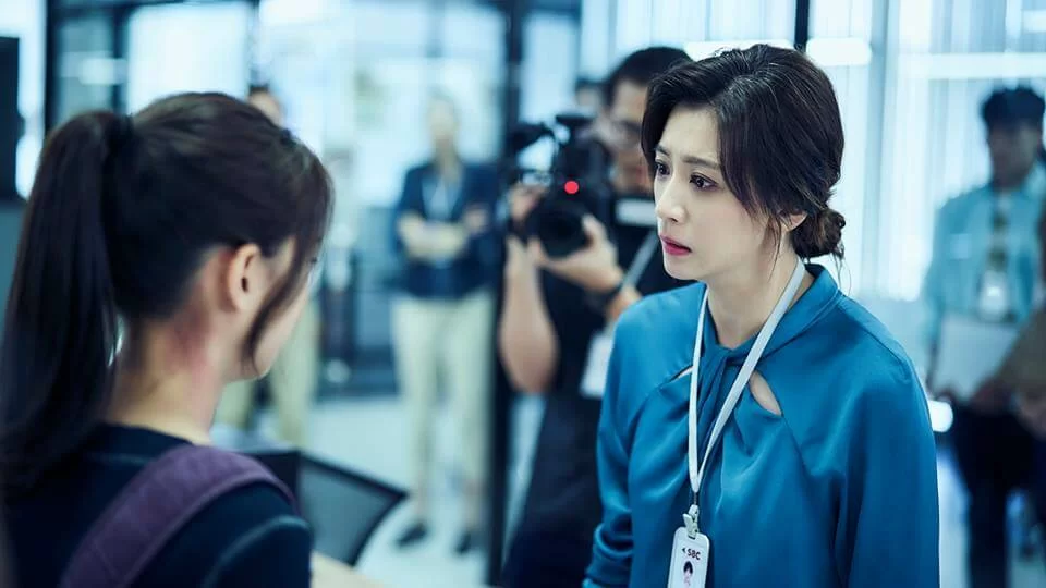 劇中賈靜雯除了是被害者母親,更是新聞台副總監,這幕他們在案發現場相遇,連賈靜雯都說「李曉明」很可怕。