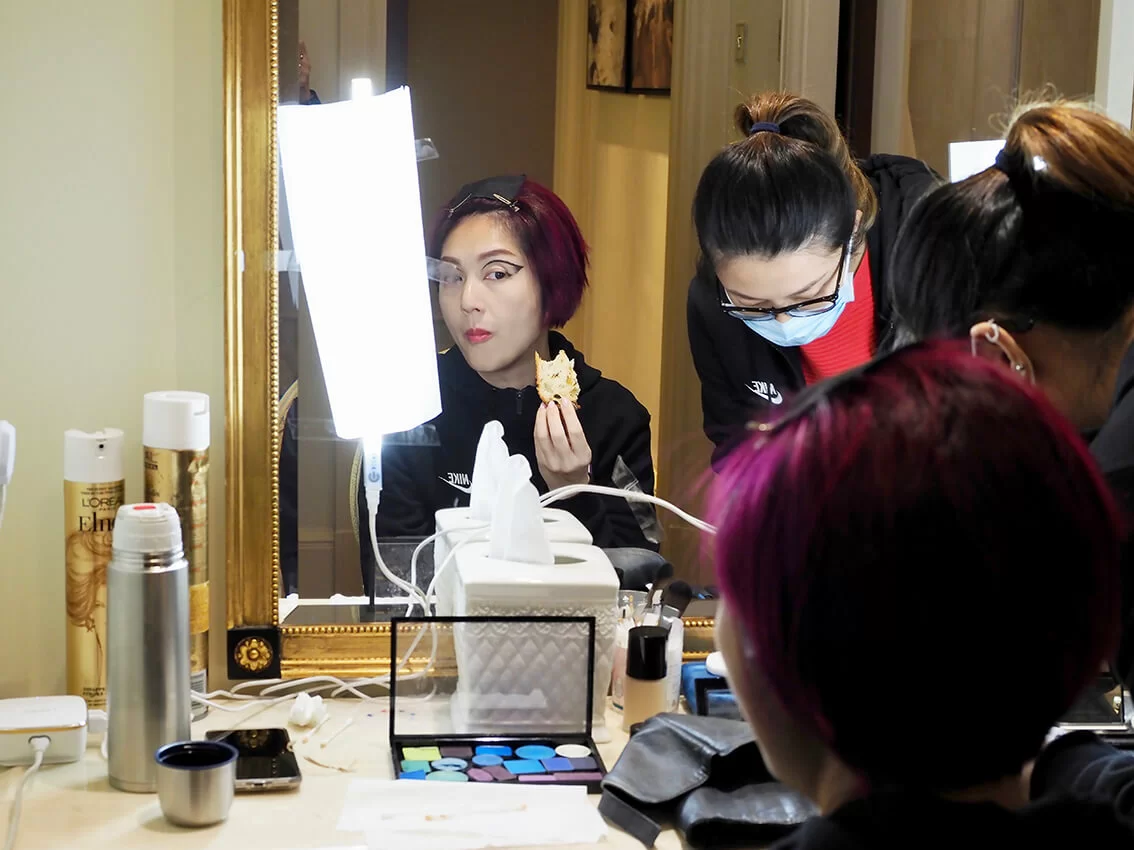 咬了兩口麵包,幸好發現林建岳送來的水果籃可「醫肚」。