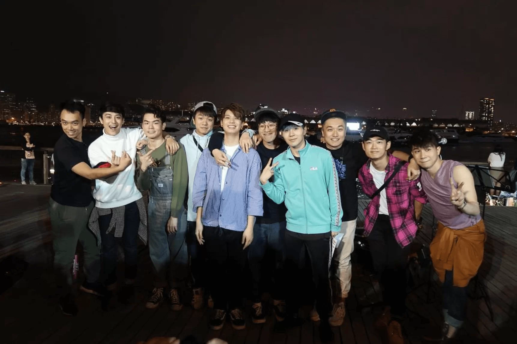 一班《全民造星》參賽者去年聖誕到觀塘海濱Busking