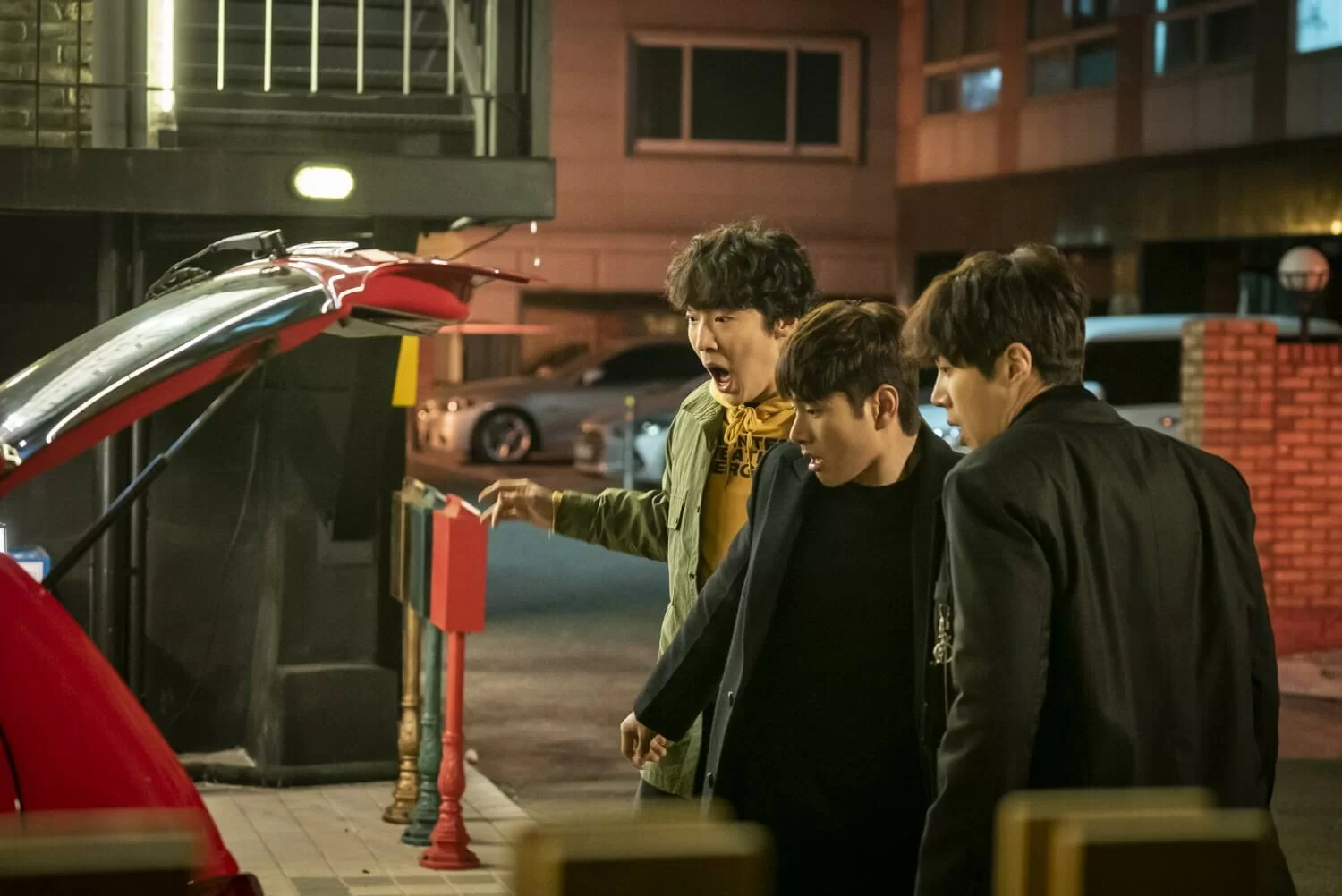 俊基、宇植、奇峰是高中同窗,現一起經營「威基基民宿」。