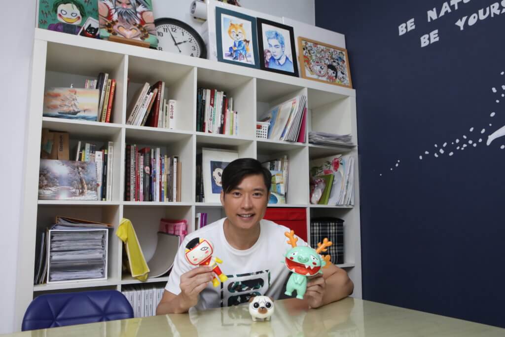 李偉健創作了超人打怪獸漫畫，亦推出了一系列玩具。