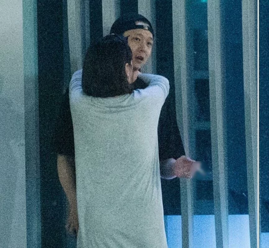 昔日曾談婚論嫁的朴有天和黃荷娜，現在卻成為利害關係。