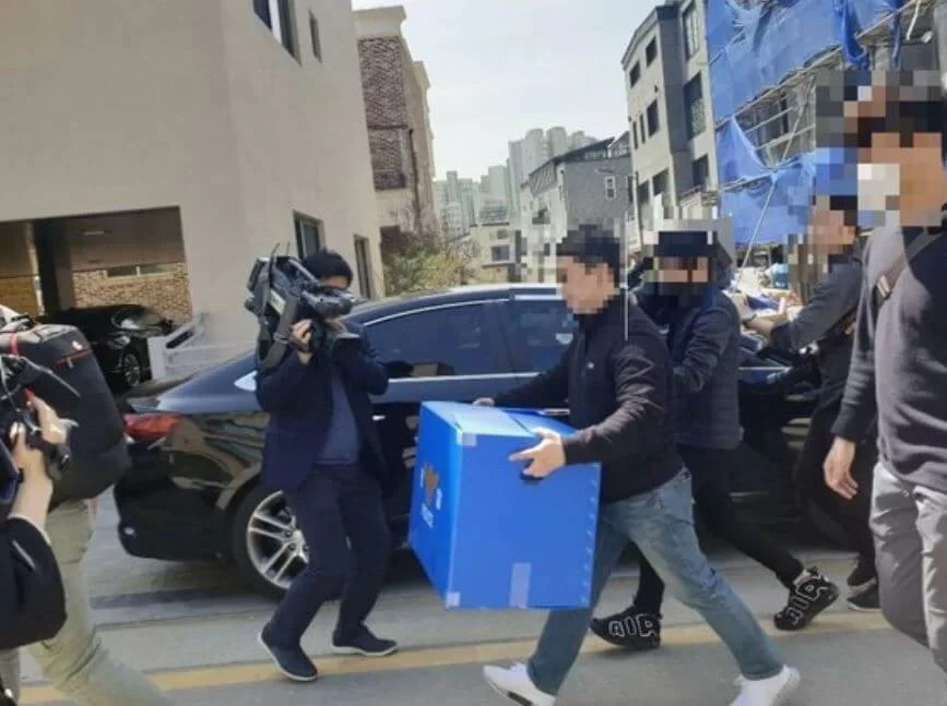 搜查官帶走一箱證物離開