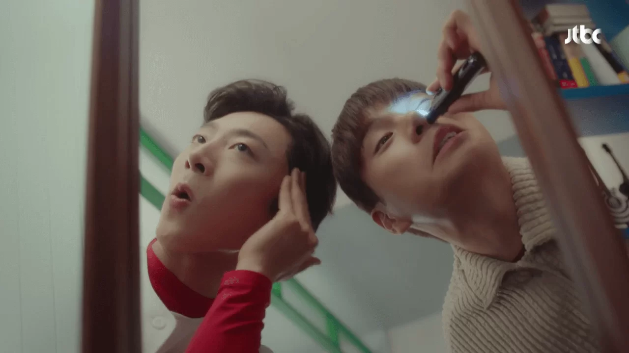 收留了無家可歸的初戀秀妍,「同居」的男孩們開始打扮自己,十分搞笑。